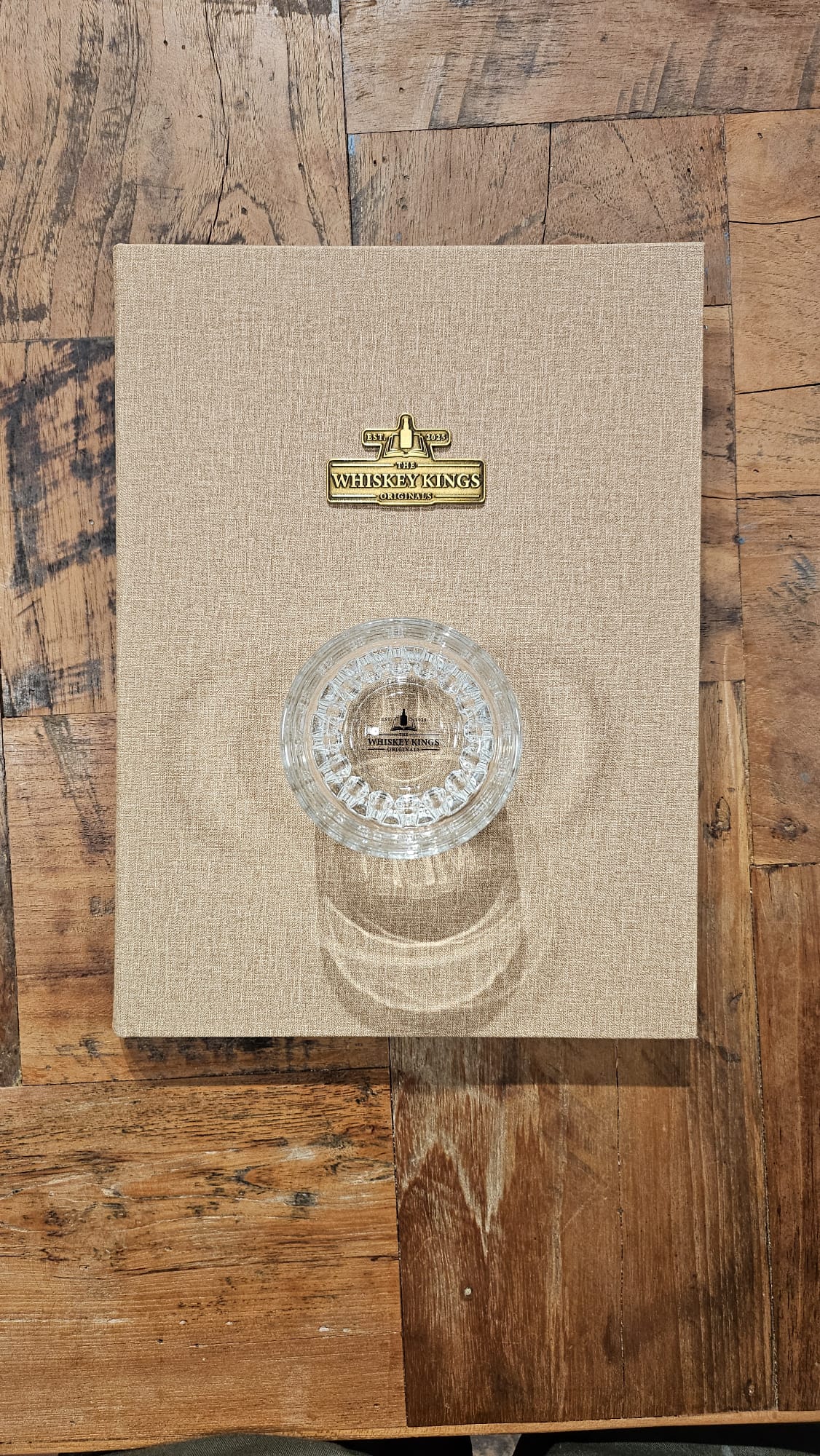 De branded presentatie van The Whiskey Kings met glaswerk en menukaart